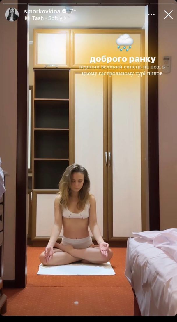 Звезда &quot;Сватов&quot; в нижнем белье похвасталась спортивной стойкой на голове (фото)